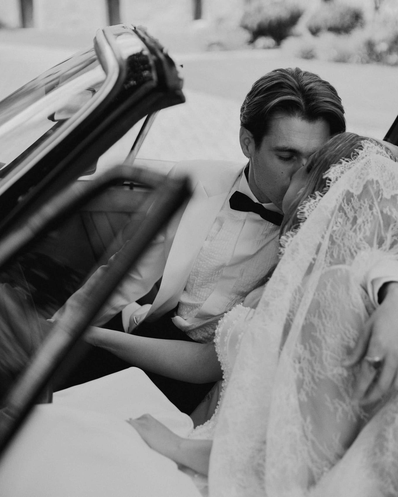 The couple kissing inside the car before leaving