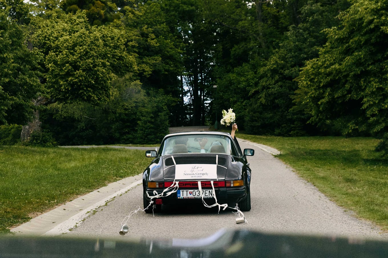 The Porsche decorated with ribbons and tin cans